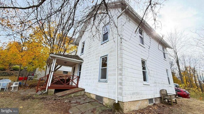 Building Photo - 6 Fern Ave