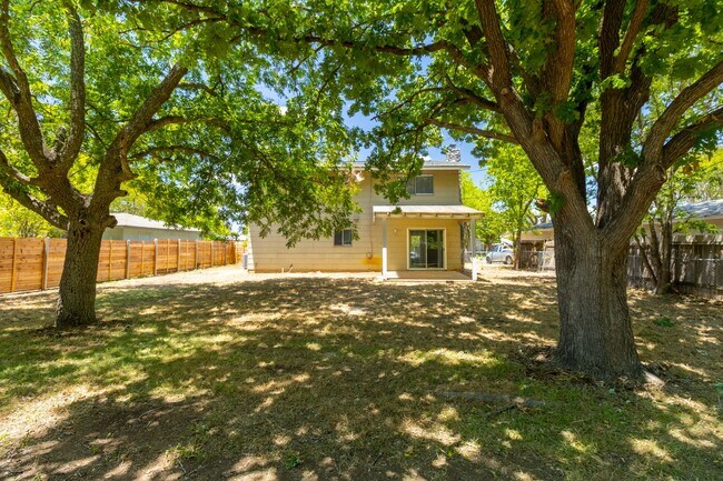 Building Photo - Beautiful 3 bedroom Home in West Congress!