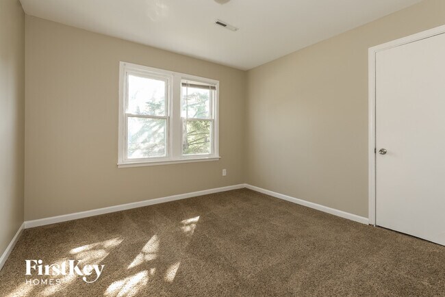 Building Photo - 14 E Willow Dr