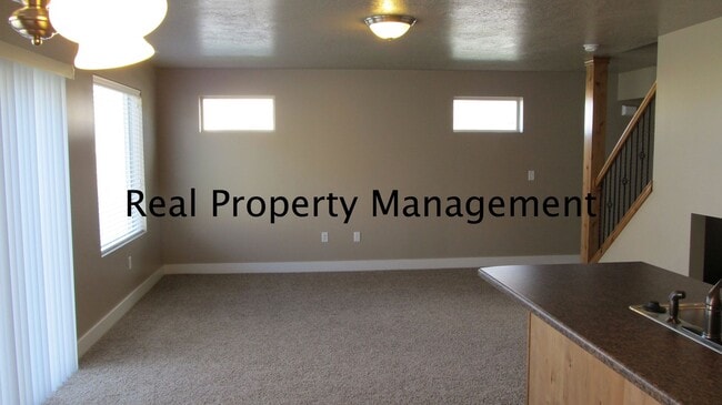 Building Photo - A Fantastic 3 bedroom, 2.5 bath Town Home ...