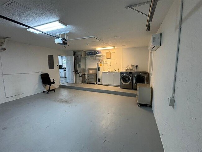 Building Photo - 5370 NW 29th Ct