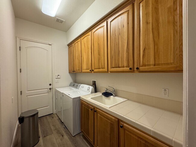 Building Photo - 4 BR Laughlin Ranch Golf Estate Utilities included, Fully furnished on Bullhead Parkway