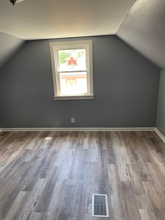 Building Photo - 447 Country Club Dr