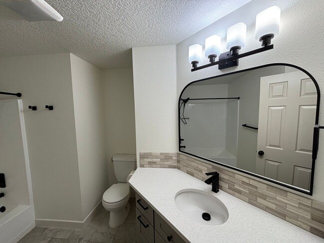 Building Photo - Freshly Updated Troutdale Gem with Enterta...