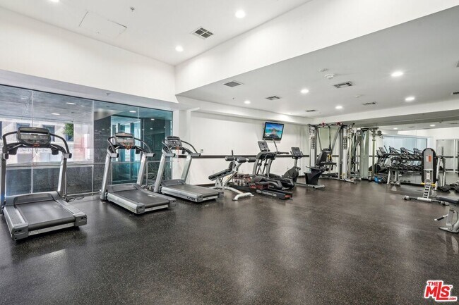 Building Photo - 655 S Hope St