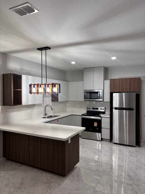 Building Photo - 703 Pedro St