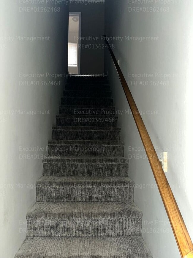 Building Photo - Spacious 3 bedroom, 2.5 bathroom townhome. ASK ABOUT THE MOVE IN SPECIAL (OAC)!