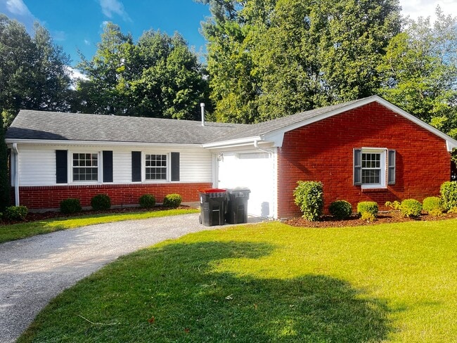 Primary Photo - Wonderful 3 Bed and 1.5 Bath Ranc-Style Home