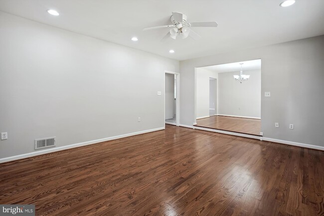 Building Photo - 8501 Canterbury Dr