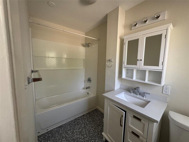 Building Photo - 9501 Quail Ct