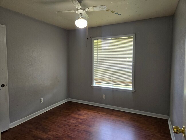 Building Photo - 3013 Normand Dr