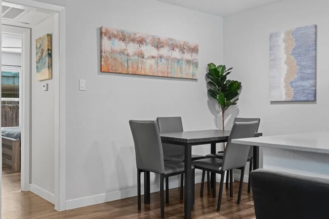 Building Photo - Spacious One-Bedroom at Hyde Park Square