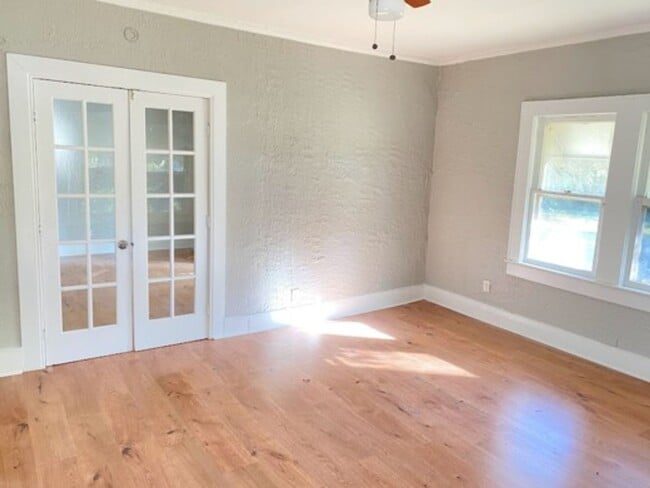 Building Photo - Charming Home - A Must See!