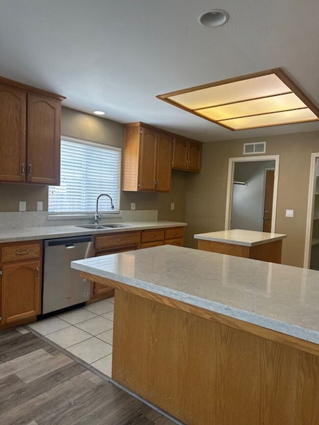 Building Photo - 5414 Moraga Ct