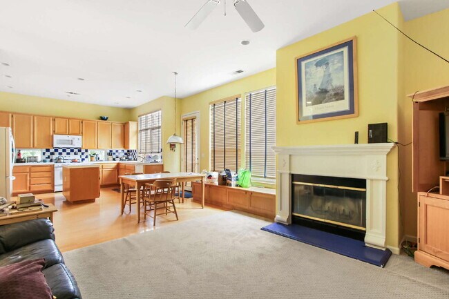 Building Photo - Short term room for rent