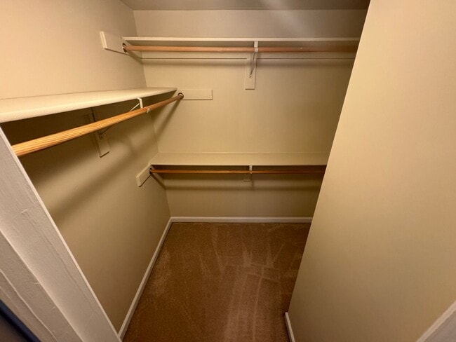 Building Photo - Spacious 3 Bed 3 Bath End-Unit Townhome Wi...