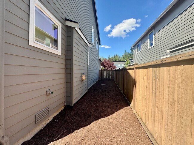Building Photo - Private Backyard!