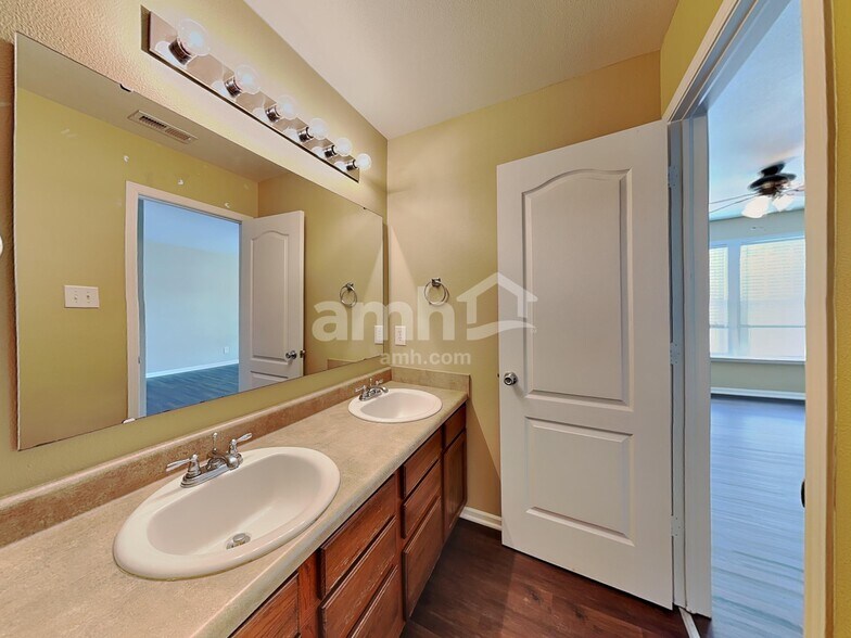 Building Photo - 4112 Lakewood Glen Dr