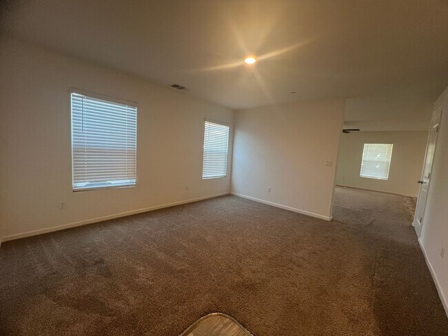 Building Photo - five bedrooms and three and a half bathrooms home in Fresno, CA