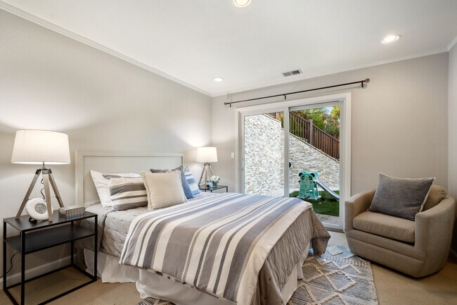 Building Photo - 421 Summit Rd