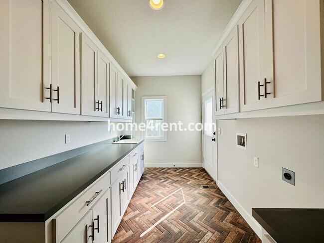 Building Photo - Exceptional Olathe Home in the Cedar Creek Subdivision w/ Wood Floors and a Finished Basment!