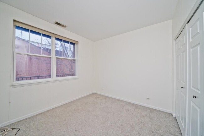 Building Photo - 2 bedroom in Chicago IL 60610