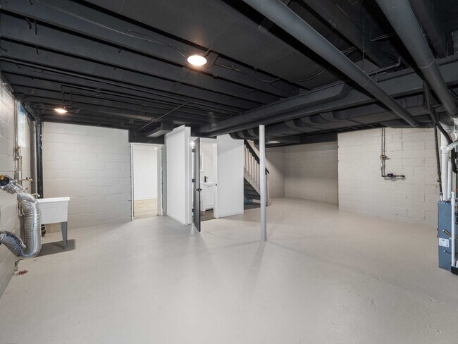Building Photo - AVAILABLE NOW! STUNNING 3 BEDROOM IN PENN ...