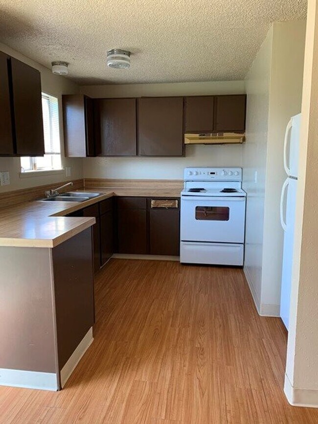 Building Photo - Unit in 8-plex complex