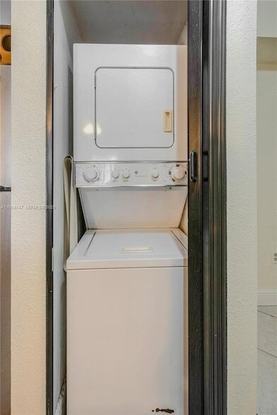 Building Photo - 15545 Miami Lakeway N