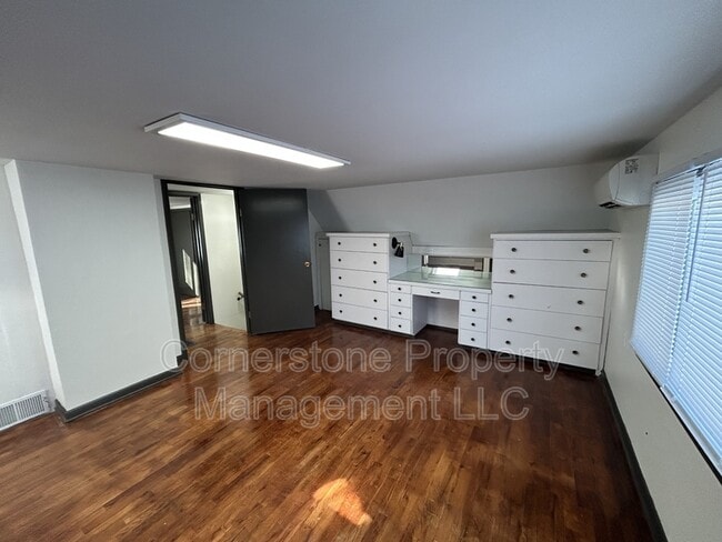 Building Photo - 1011 Cedar St