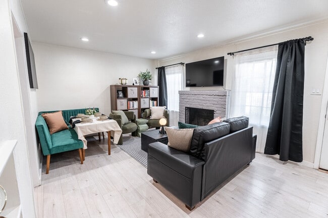 Building Photo - 2359 Oakwood Dr