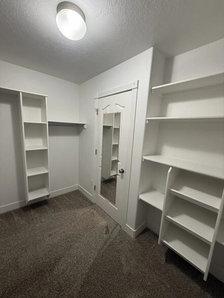 Building Photo - 1390 Stoneridge Dr