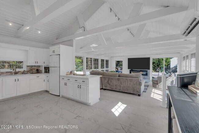 Building Photo - 373 W Park Ave