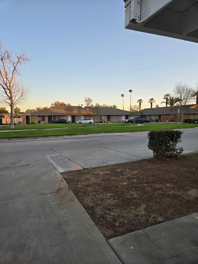 Building Photo - Completely Upgraded 2 bedroom Condo in Riverside