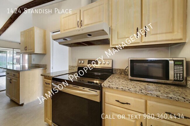 Building Photo - 1424 Standish Pl