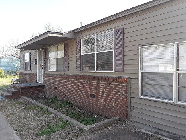 Building Photo - Spacious 4 Bedroom House