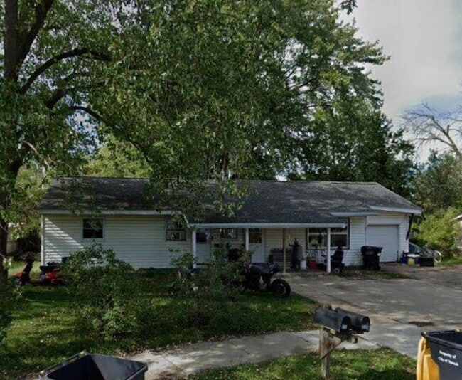 Building Photo - 908 Maple Grove St