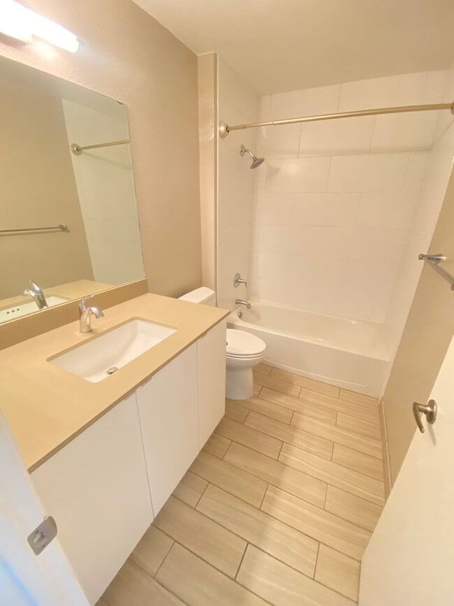 Building Photo - Advent - Low Deposit Bright Top Floor Condo!