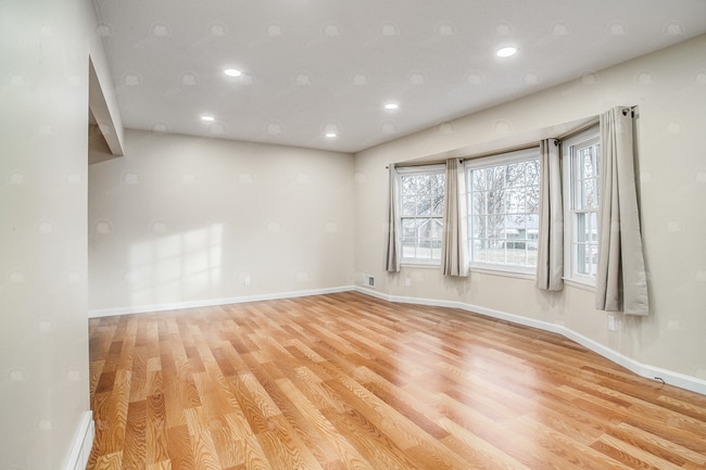 Building Photo - Move in mid-April