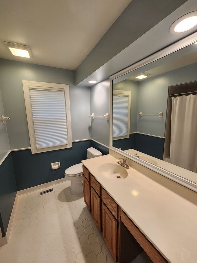 Building Photo - 115 Creekview Cir