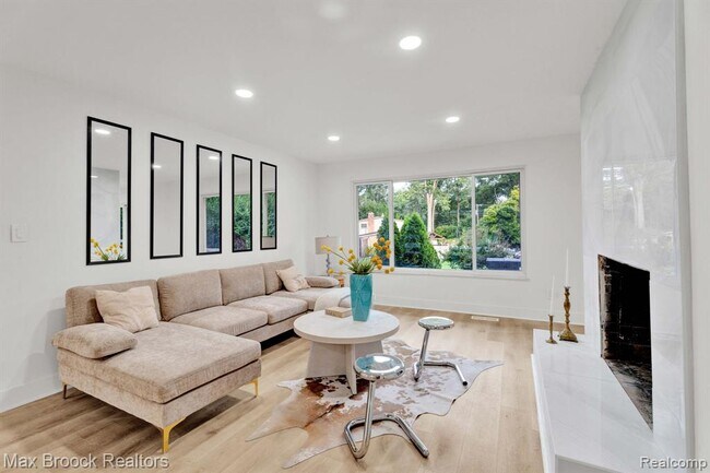 Building Photo - 7011 White Pine Dr