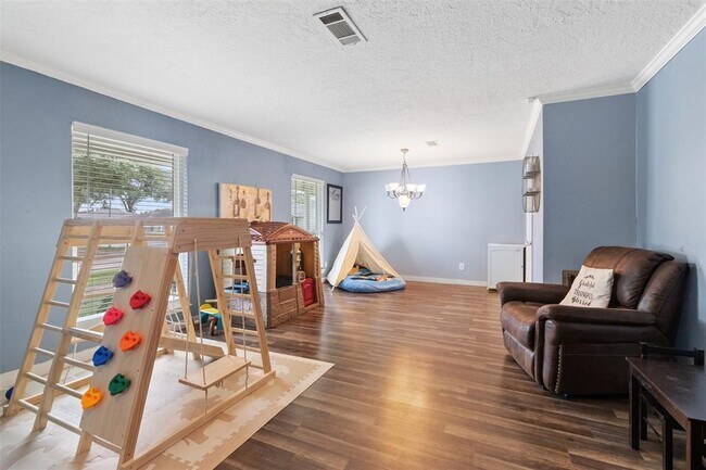 Building Photo - 5842 Silver Frst Dr