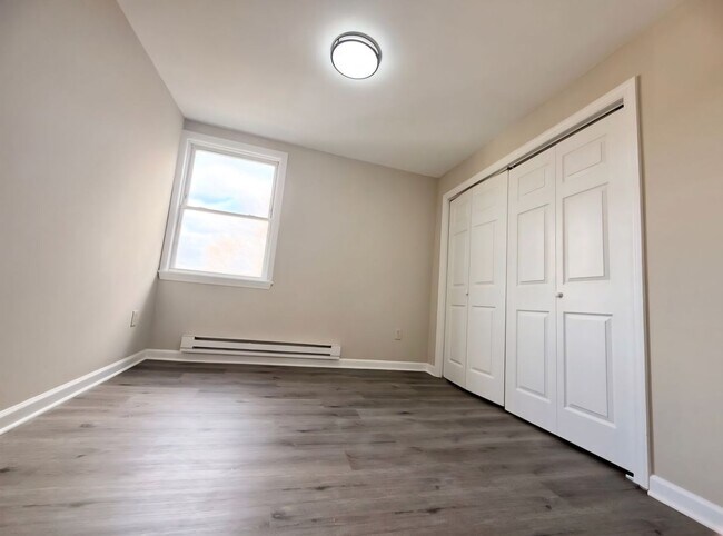 Building Photo - Three bedroom in Seymour- with reserved parking space