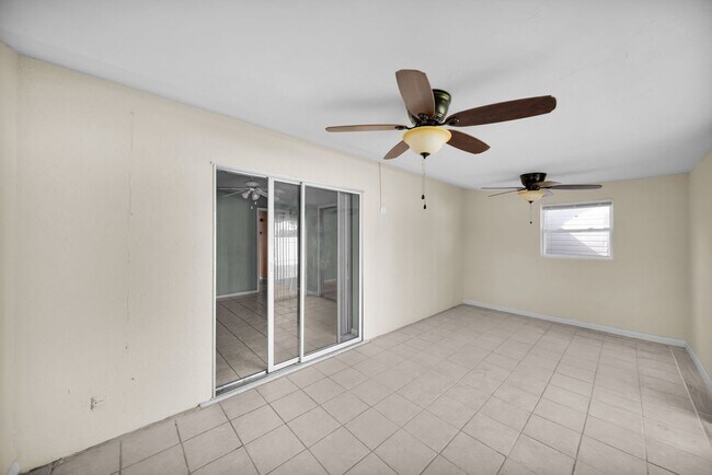 Building Photo - 517 SE 23rd Pl