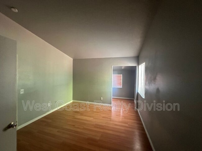 Building Photo - 1847 S Raintree Pl