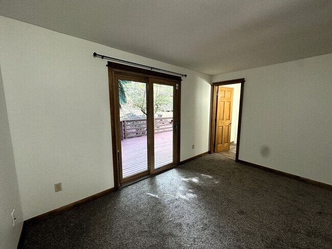 Building Photo - 3Bd/2Ba Sammamish House