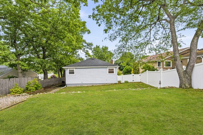 Building Photo - 1364 Trapelo Rd