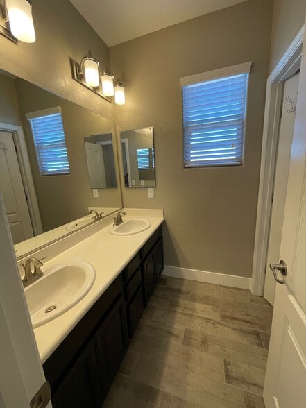 bathroom 2 - 10647 Marble Arch St