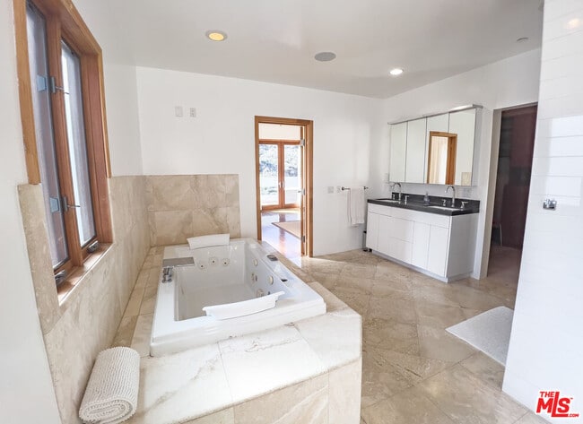 Building Photo - 29282 Circle Dr