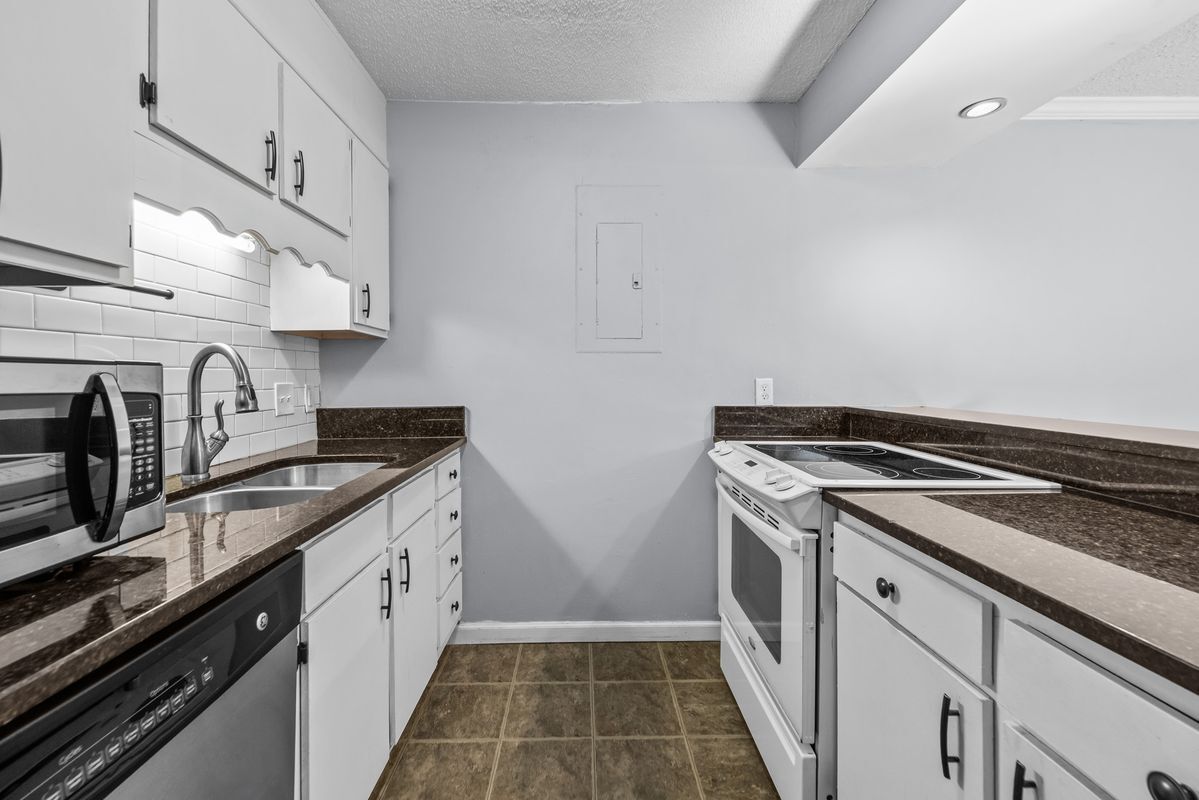 Building Photo - 3350 Altamont Rd S